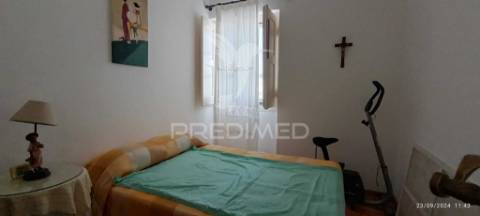 Vivenda de primeiro andar com quintal e garagem em alter do chão