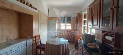 Vivenda de primeiro andar com quintal e garagem em alter do chão