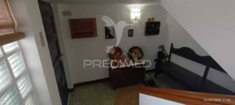 Vivenda de primeiro andar com quintal e garagem em alter do chão