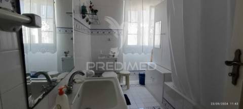 Vivenda de primeiro andar com quintal e garagem em alter do chão