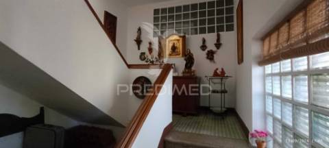 Vivenda de primeiro andar com quintal e garagem em alter do chão