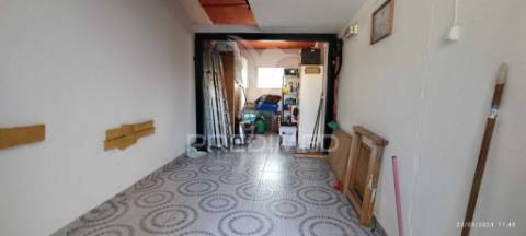 Vivenda de primeiro andar com quintal e garagem em alter do chão