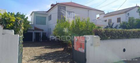 Vivenda de primeiro andar com quintal e garagem em alter do chão