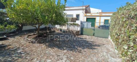 Vivenda de primeiro andar com quintal e garagem em alter do chão