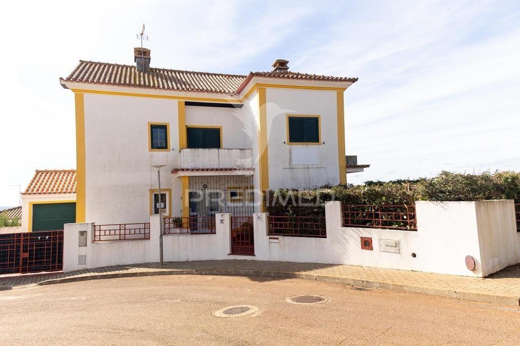Vivenda de dois pisos transformada em alojamento local