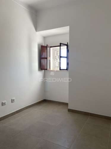 Moradia t2 com logradouro, remodelada, em são brás dos matos, alandroal