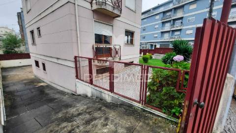 T1+1 de 3 frentes à venda em gondomar
