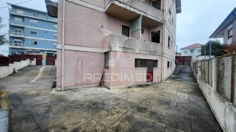 T1+1 de 3 frentes à venda em gondomar