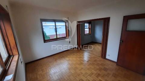 T1+1 de 3 frentes à venda em gondomar