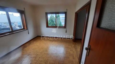 T1+1 de 3 frentes à venda em gondomar