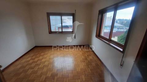 T1+1 de 3 frentes à venda em gondomar