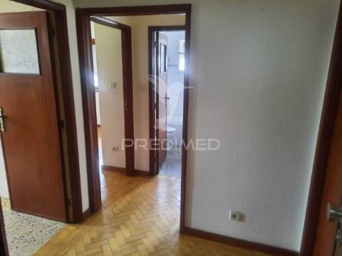 T1+1 de 3 frentes à venda em gondomar