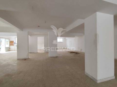 Loja com 210 m2 / cacém