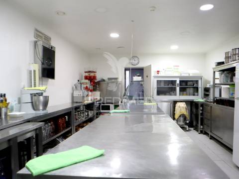 Trespasse de negócio com vários espaços comerciais