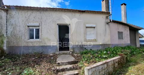 Moradia t2 em arneiro das milhariças, santarém.