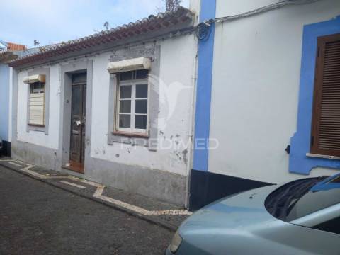 Moradia para reabilitação – excelente localização em angra do heroísmo