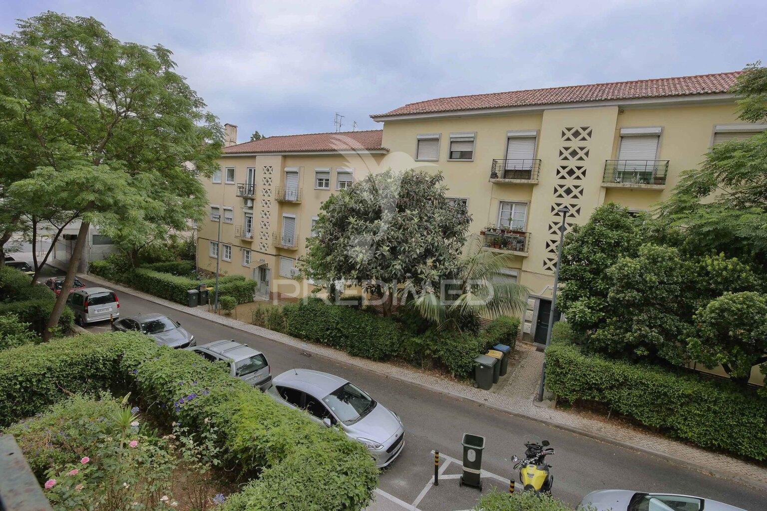 Reservado t3 e logradouro para remodelar em alvalade, lisboa