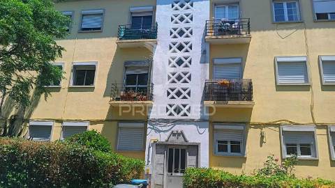 Reservado t3 e logradouro para remodelar em alvalade, lisboa