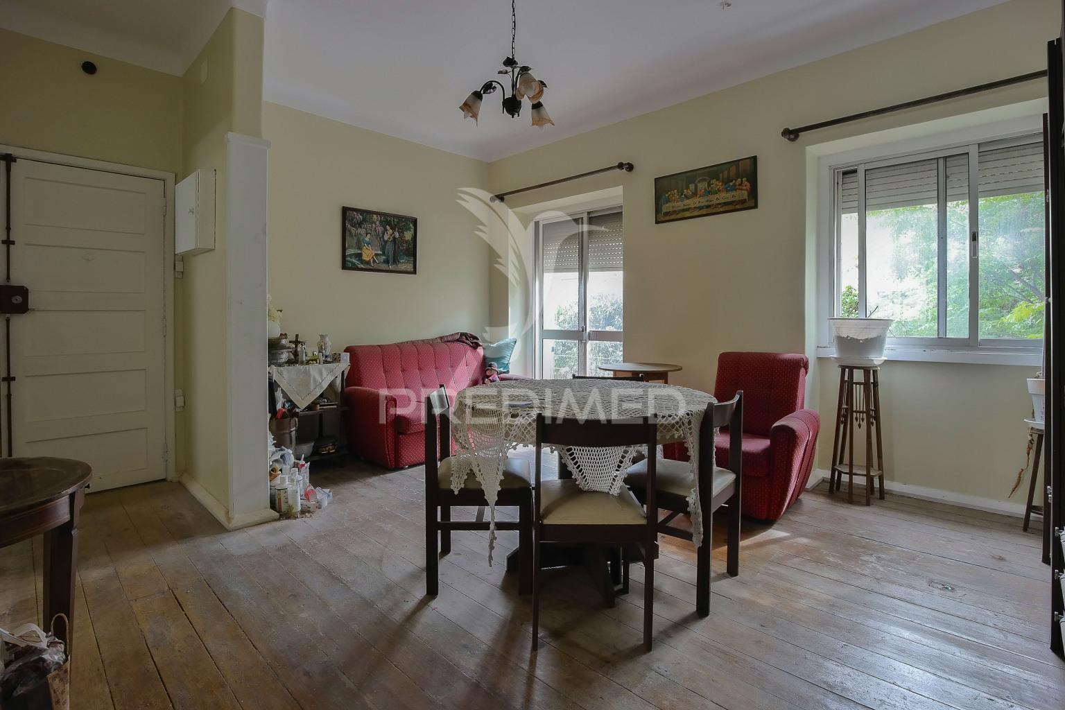 Reservado t3 e logradouro para remodelar em alvalade, lisboa