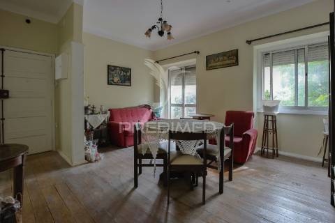 Reservado t3 e logradouro para remodelar em alvalade, lisboa