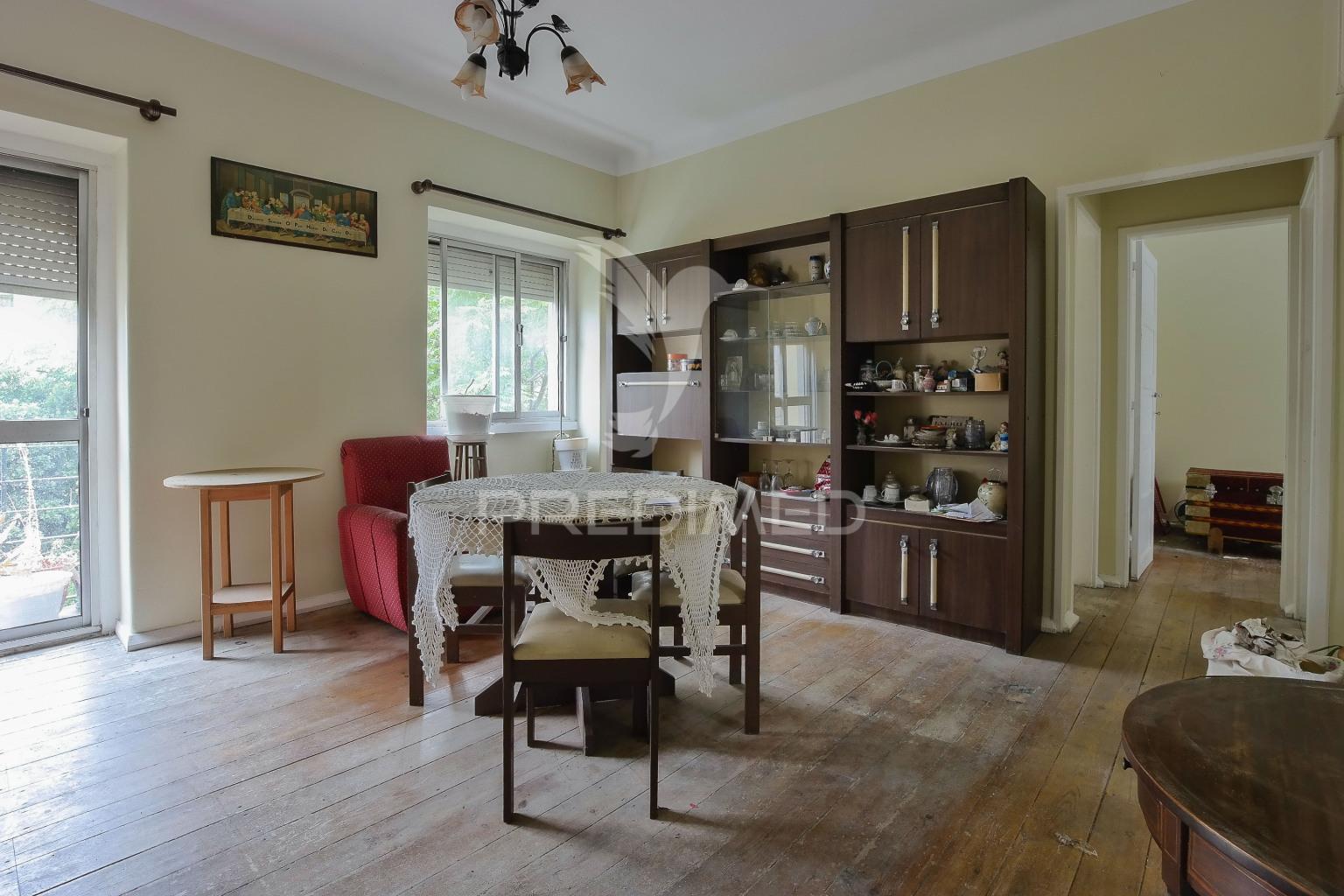 Reservado t3 e logradouro para remodelar em alvalade, lisboa