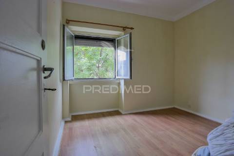 Reservado t3 e logradouro para remodelar em alvalade, lisboa