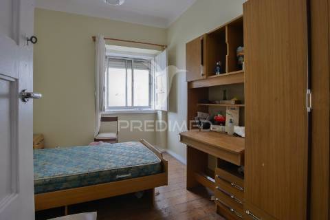 Reservado t3 e logradouro para remodelar em alvalade, lisboa