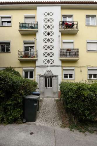 Reservado t3 e logradouro para remodelar em alvalade, lisboa