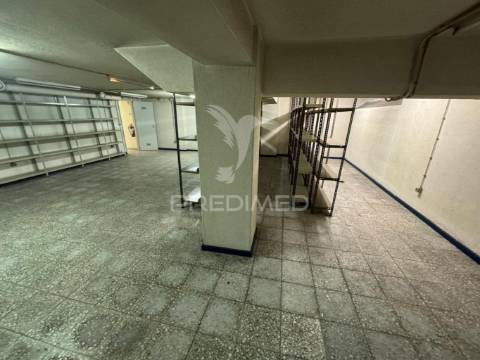 Arrenda-se loja na constituição