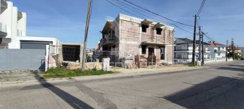 Moradia geminada t3 em vale milhaços com garagem e suíte