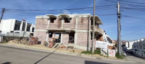 Moradia geminada t3 em vale milhaços com garagem e suíte