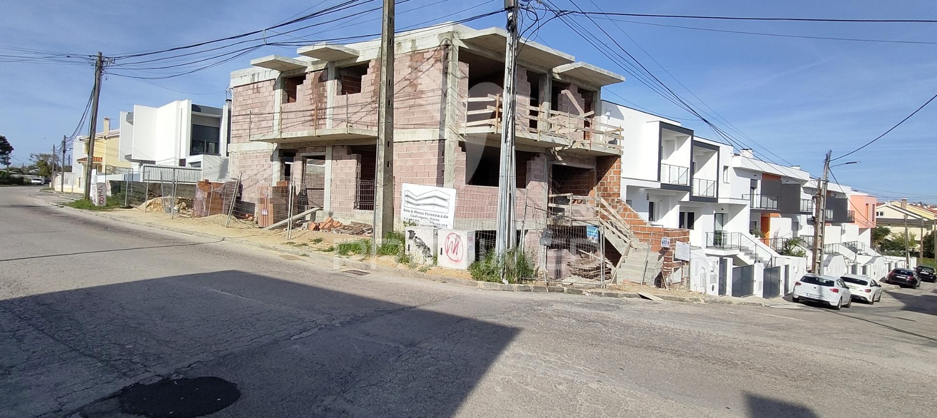 Moradia geminada t3 em vale milhaços com garagem e suíte
