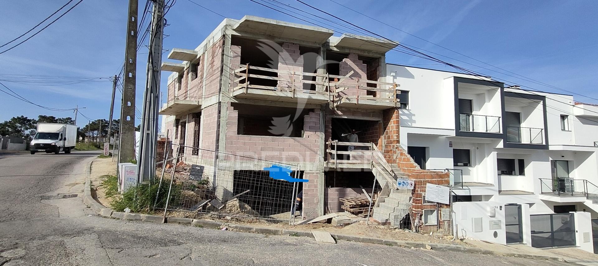 Moradia geminada t3 em vale milhaços com garagem e suíte