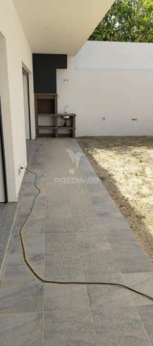 Moradia geminada t3 em vale milhaços com garagem e suíte