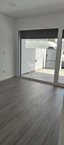 Moradia geminada t3 em vale milhaços com garagem e suíte