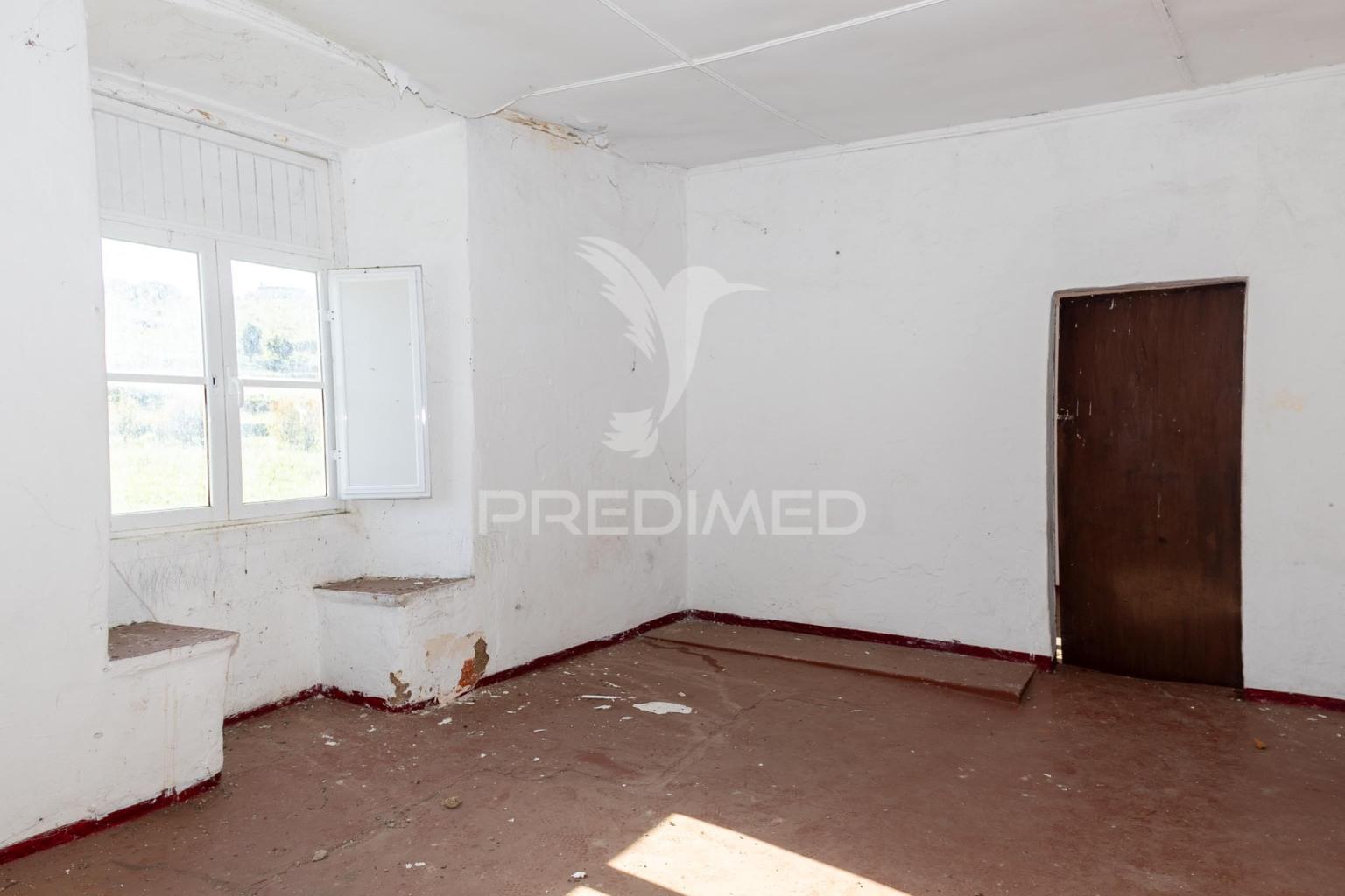 Prédio t5 com quintal, para remodelação em vila viçosa