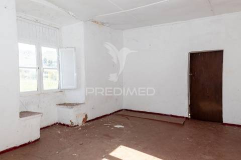 Prédio t5 com quintal, para remodelação em vila viçosa