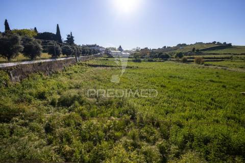 Prédio t5 com quintal, para remodelação em vila viçosa