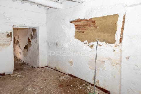 Prédio t5 com quintal, para remodelação em vila viçosa