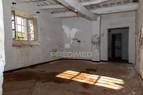 Prédio t5 com quintal, para remodelação em vila viçosa
