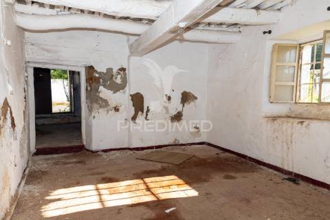 Prédio t5 com quintal, para remodelação em vila viçosa