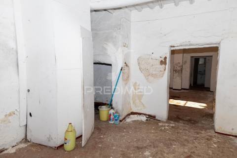 Prédio t5 com quintal, para remodelação em vila viçosa