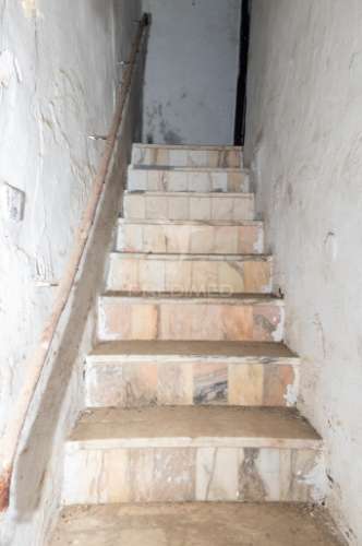Prédio t5 com quintal, para remodelação em vila viçosa