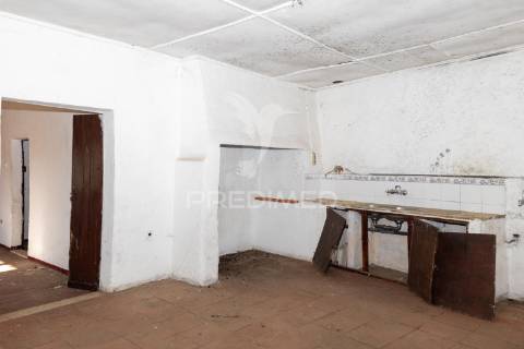 Prédio t5 com quintal, para remodelação em vila viçosa