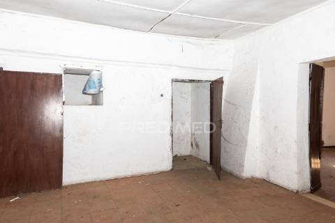Prédio t5 com quintal, para remodelação em vila viçosa