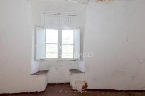 Prédio t5 com quintal, para remodelação em vila viçosa