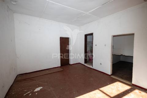 Prédio t5 com quintal, para remodelação em vila viçosa