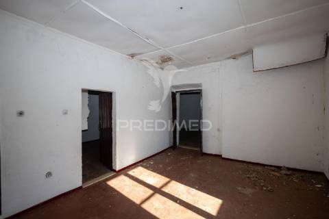 Prédio t5 com quintal, para remodelação em vila viçosa
