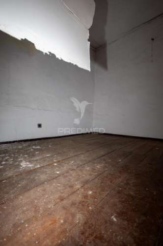 Prédio t5 com quintal, para remodelação em vila viçosa