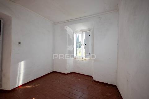 Prédio t5 com quintal, para remodelação em vila viçosa